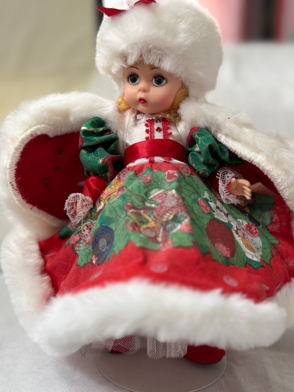 Vintage 1993 Christmas Caroler Madame Alexander #19650